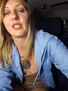 SheIsSomething webcam