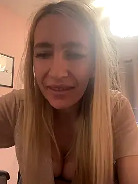 BarbieBlondieGirl webcam