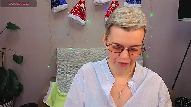 cutie_erikaa1 (F milf) - ass massage