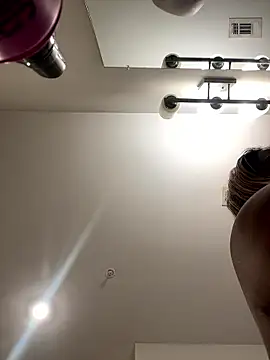 Webcam Model (BigFineSelena)  is live.Free join now!