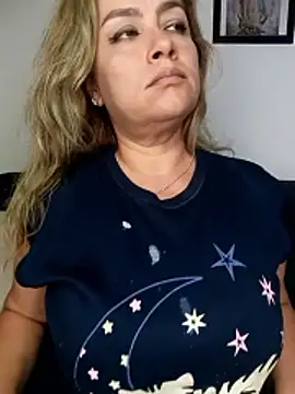 Webcam Model (CristalRays) is live