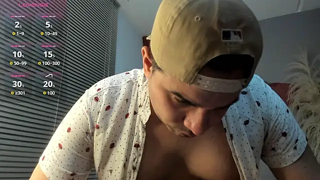 Latin_boy_surprisee webcam