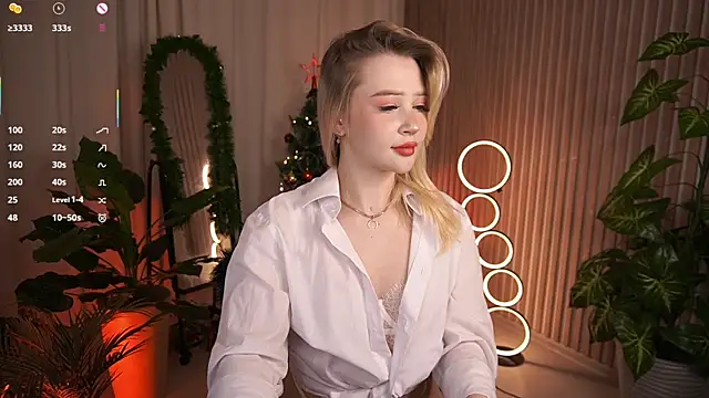 LauraWifeness webcam