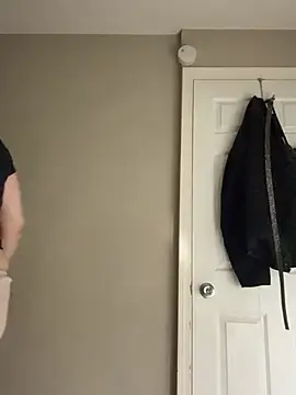 Webcam Model (SilverSeductress) is live