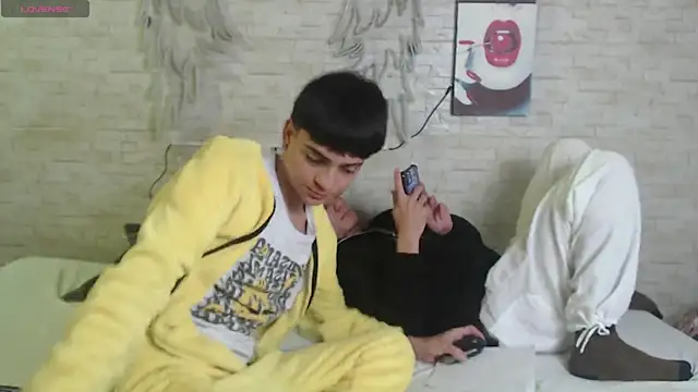 axel_milo_kairo_and_noa webcam