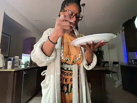 wynterheat (F milf) - ✨2 tokens per tip✨ 💧shower show💦