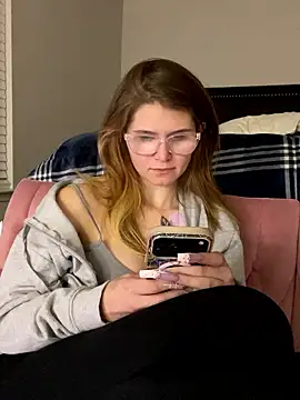 riley_ray69 (F young) - naked 1 hour