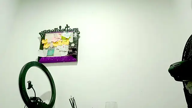 PetiteIvoryQueen19 webcam