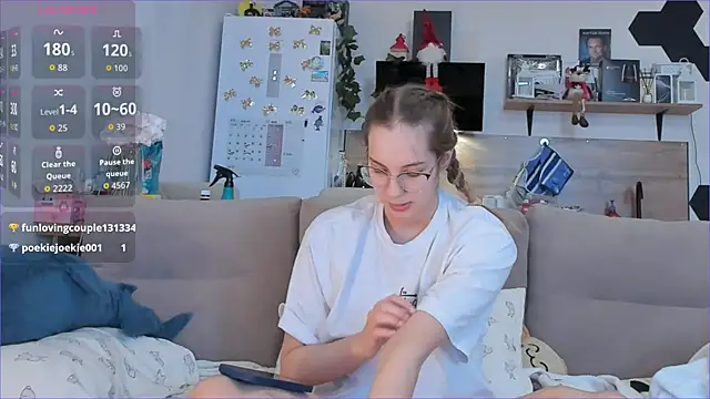 Girl_alone_home webcam