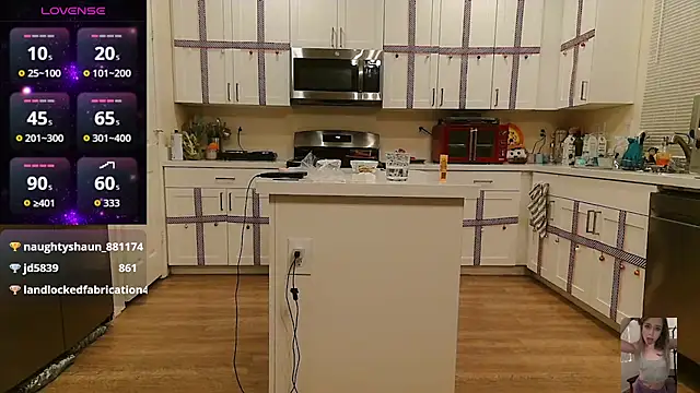 Blondiewithanass webcam