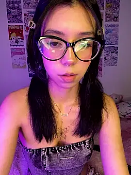 Webcam Model (Valen-Foxx1)  is live.Free join now!