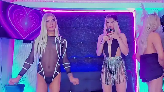 Queens_Wonders_Blonders webcam