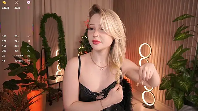 LauraWifeness webcam