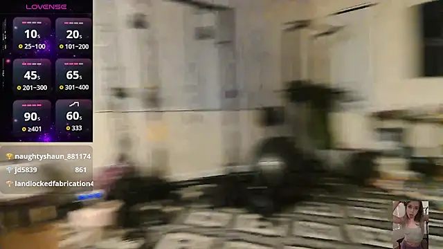 Blondiewithanass webcam