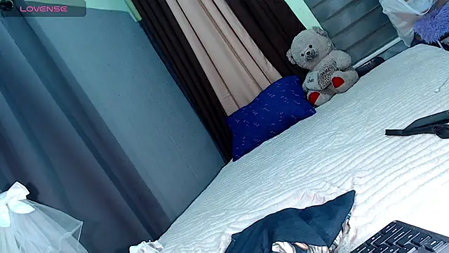 Creamycum_celine... Live Webcam on Stripchat