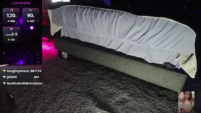 Blondiewithanass webcam