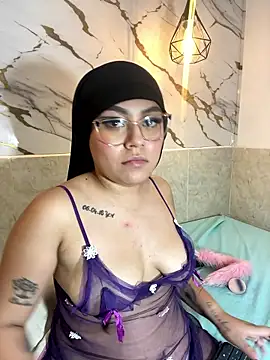 _amyra webcam stripchat model stream image