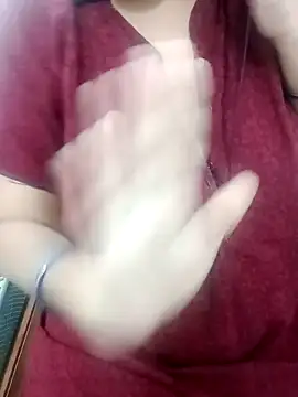 tamil_aishu09 (F milf) - Oil on boobs