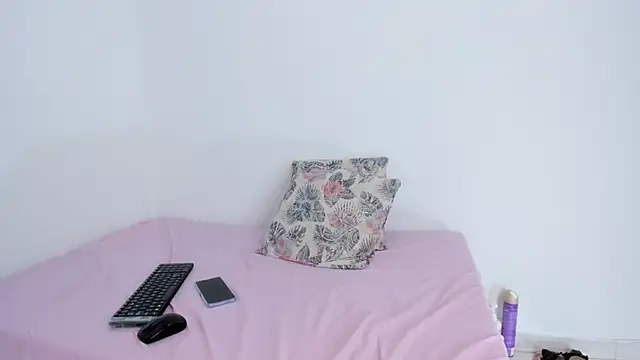 camilaasaenz (F teen) - Pull nipples🙀close up