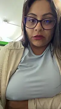 angie_e (G young) - Fingers in the pussy in the store🤫😈