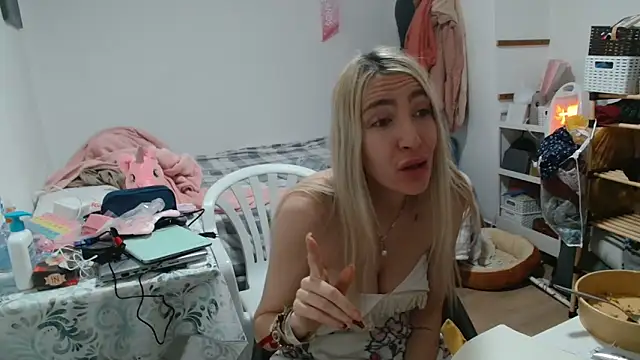 barbieblondiegirl (F young) - piedra papel tijera castigo al perdedor
