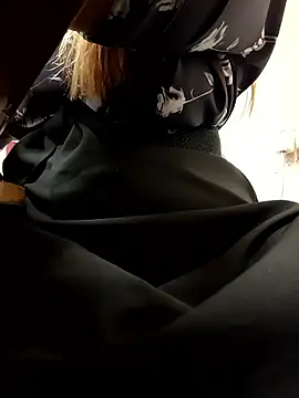 Office_Albertina live cam screenshot female on VideoChat.work — Live Cam Directory