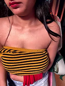 lucky_flora (F young) - boobs  show