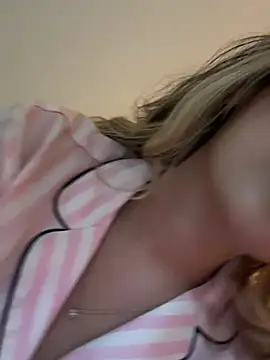 saliha_pinky_ webcam