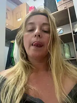 Webcam Model (moniquerainx)  is live.Free join now!