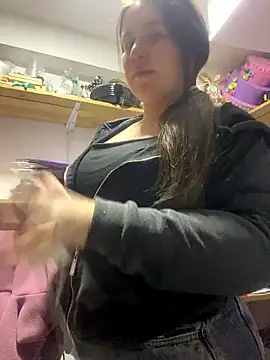 Scarlet_noire_outdoors_ webcam