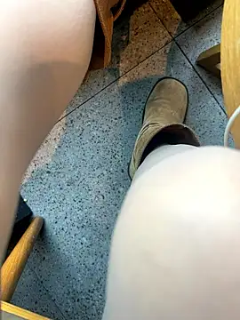 yimisun01 (F milf) - 户外超刺激……在公共场所偷偷夹着小粉玩．．囯王完成✅上身真🈳3分钟祼体