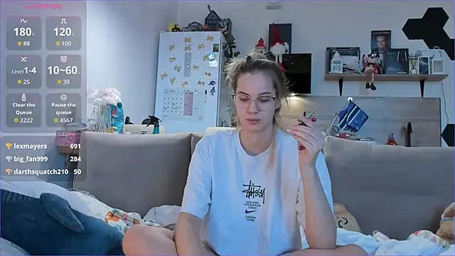 Girl_alone_home webcam