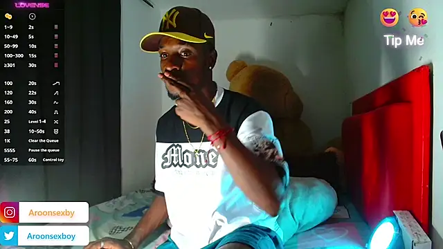 Aroonsexyboy webcam