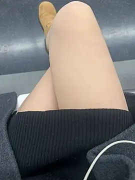 yimisun01 (F milf) - 户外超刺激……在公共场所偷偷夹着小粉玩．．囯王完成✅上身真🈳3分钟祼体