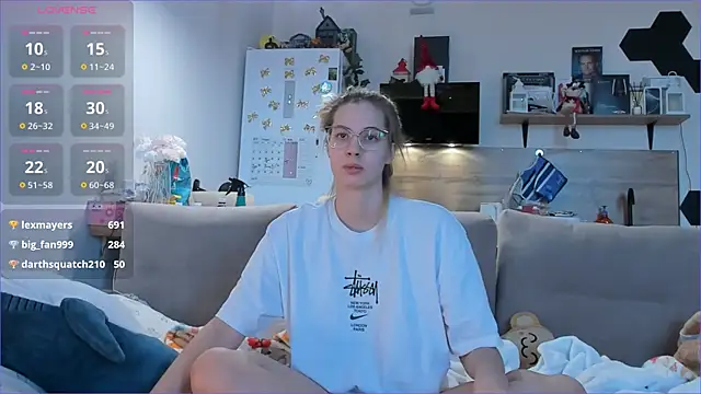 Girl_alone_home webcam