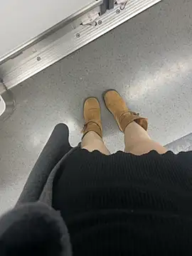 yimisun01 (F milf) - 户外超刺激……在公共场所偷偷夹着小粉玩．．囯王完成✅上身真🈳3分钟祼体