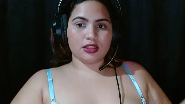 coco_curvy webcam