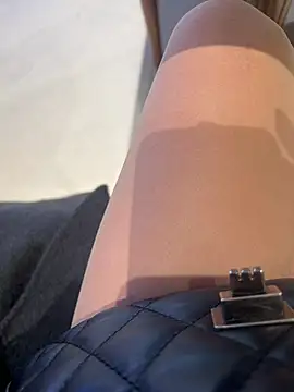 yimisun01 (F milf) - 户外超刺激……在公共场所偷偷夹着小粉玩．．囯王完成✅上身真🈳3分钟祼体