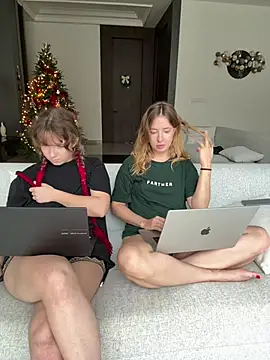 Nura_n_Sarah webcam