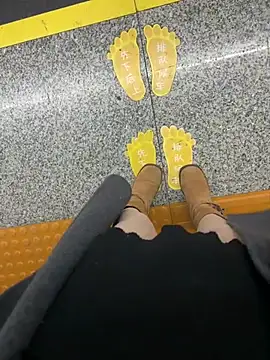 yimisun01 (F milf) - 户外超刺激……在公共场所偷偷夹着小粉玩．．囯王完成✅上身真🈳3分钟祼体