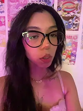 Webcam Model (Valen-Foxx1)  is live.Free join now!