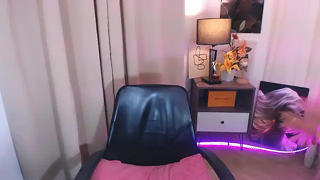 HeavenlyHugeCock webcam