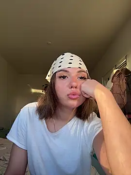 Webcam Model (SilkyMira)  is live.Free join now!