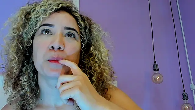 charlotte11-11 - Charlotte11-11's free webcam - UK Sex Cams