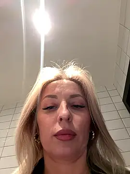 vikabunny1 (Ask my age) - fondle  tits in public😳🥵🔥