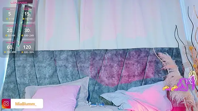MiaBlumm_ webcam
