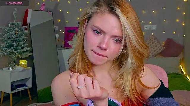 red__candy (F young) - playing with pussy in panties