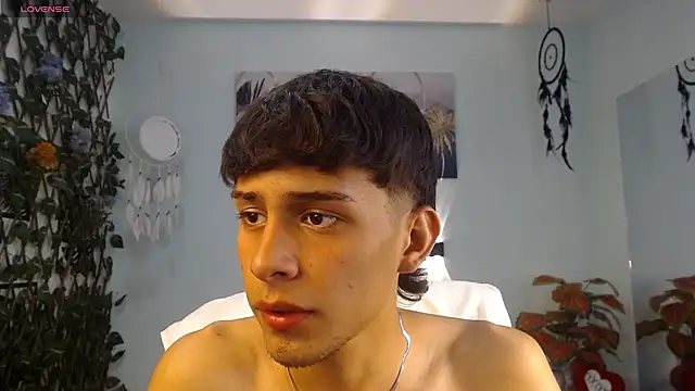 draxblade09 (M twink) - help me undress and masturbate