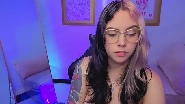 Hela_v webcam stripchat model stream image