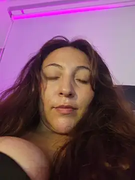 vickyhoult (F young) - Spit boobies